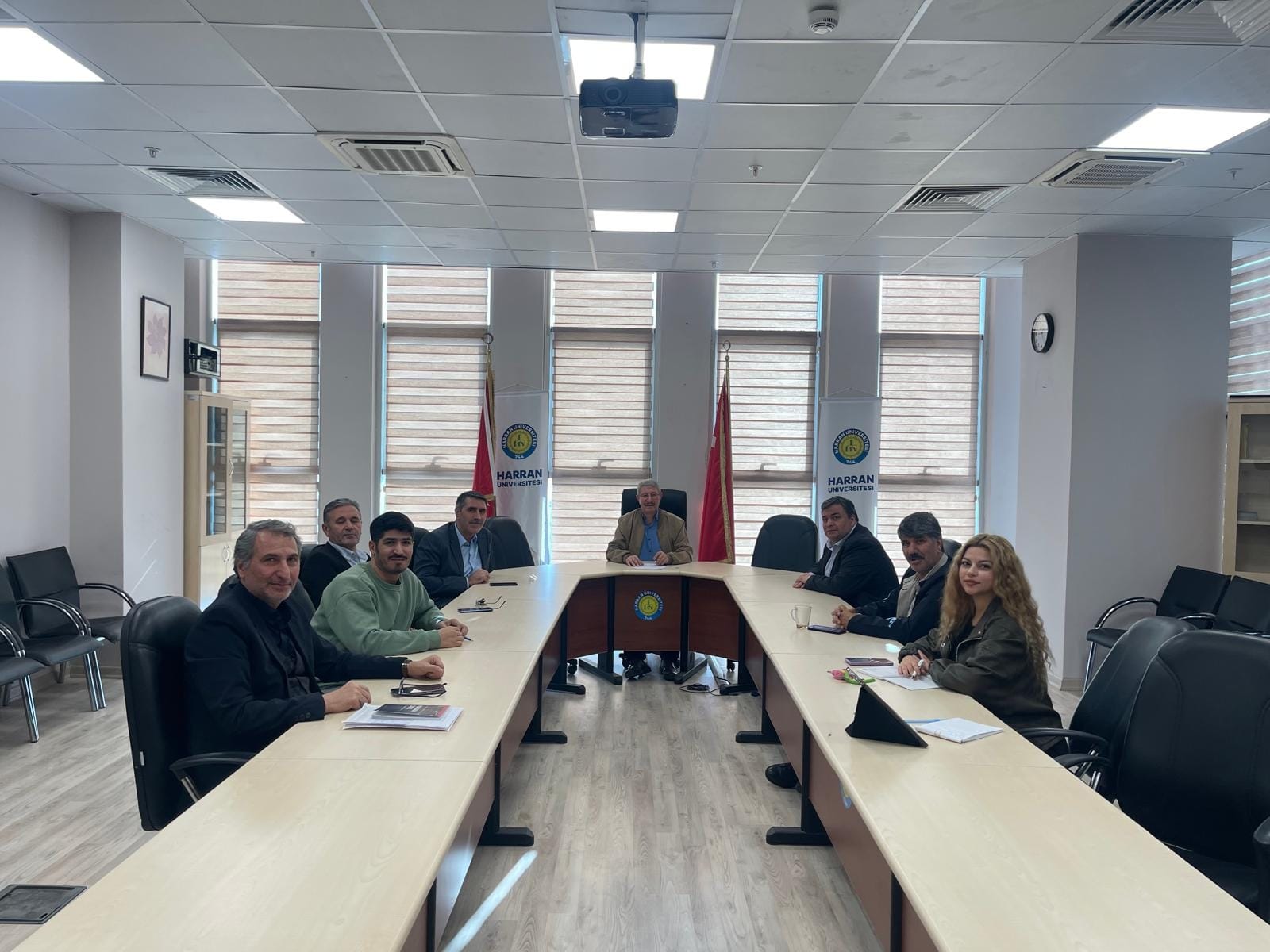 KAMU YÖNETİMİ BÖLÜMÜ AKREDİTASYON VE ANKET SÜRECİ TOPLANTISI YAPILDI